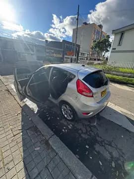 Ford Fiesta 5P usado (2011) color Gris precio $31.000.000 - imagen 1