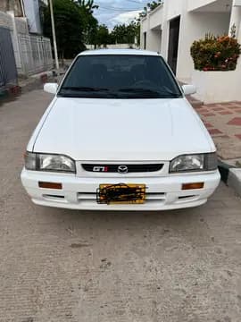 Mazda 323 Coupe 1300 usado (2001) color Blanco precio $16.000.000 - imagen 1