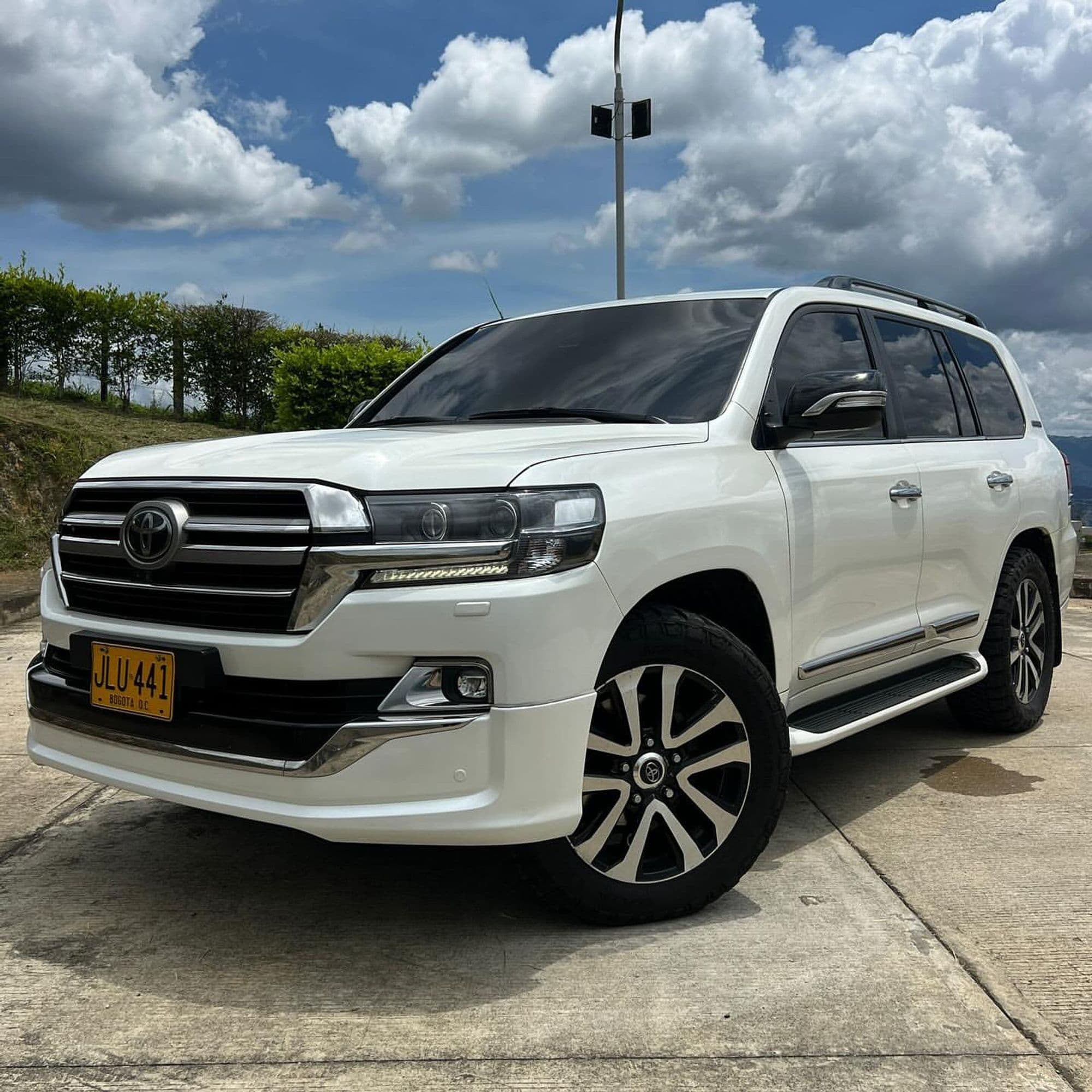 Toyota Sahara LC200 EXCUTIVE LOUNGHE 2020 blindada - imagen 1