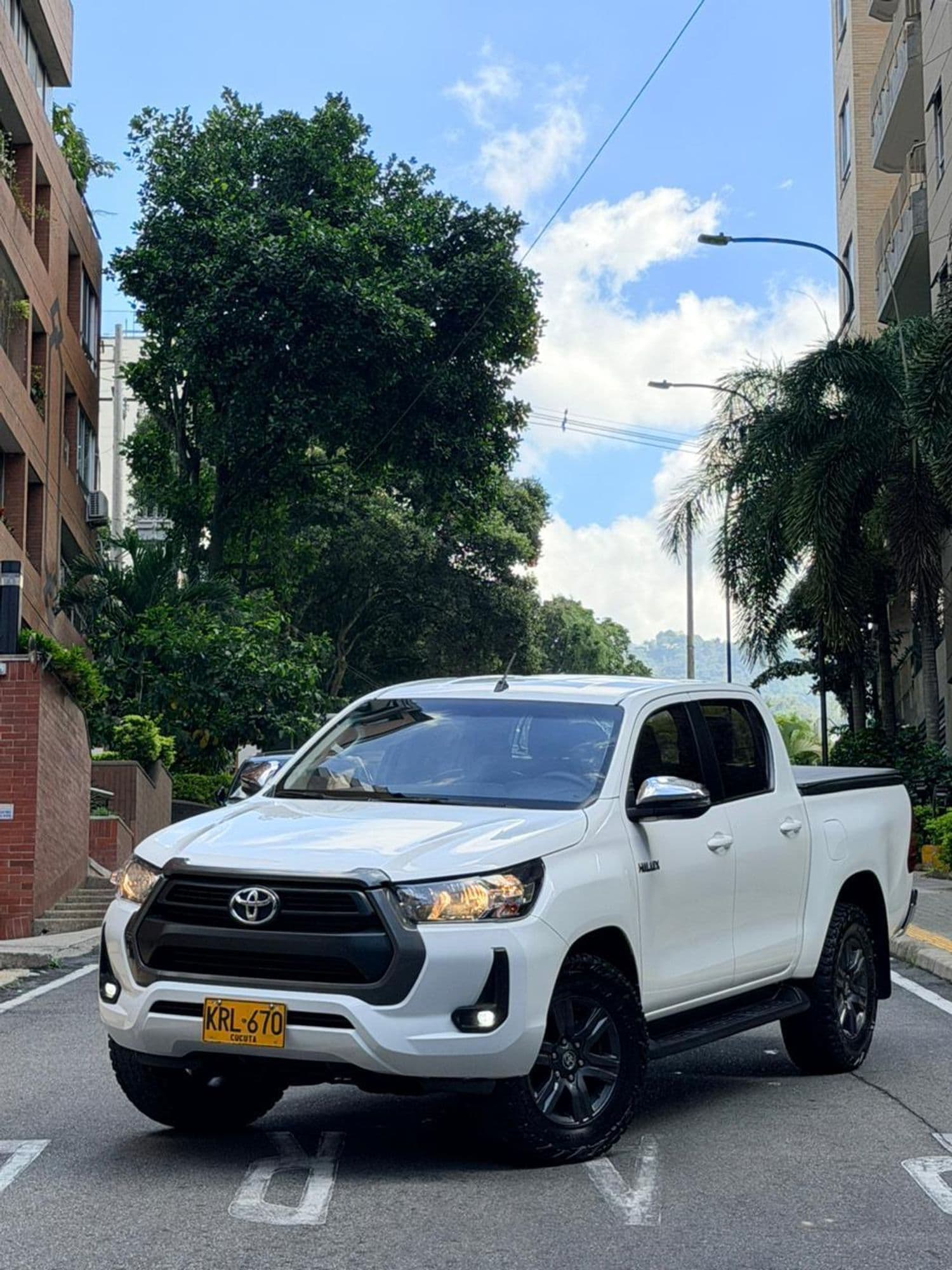 TOYOTA HILUX 2.4 DIÉSEL 2022 MECÁNICA 4x4 - imagen 1