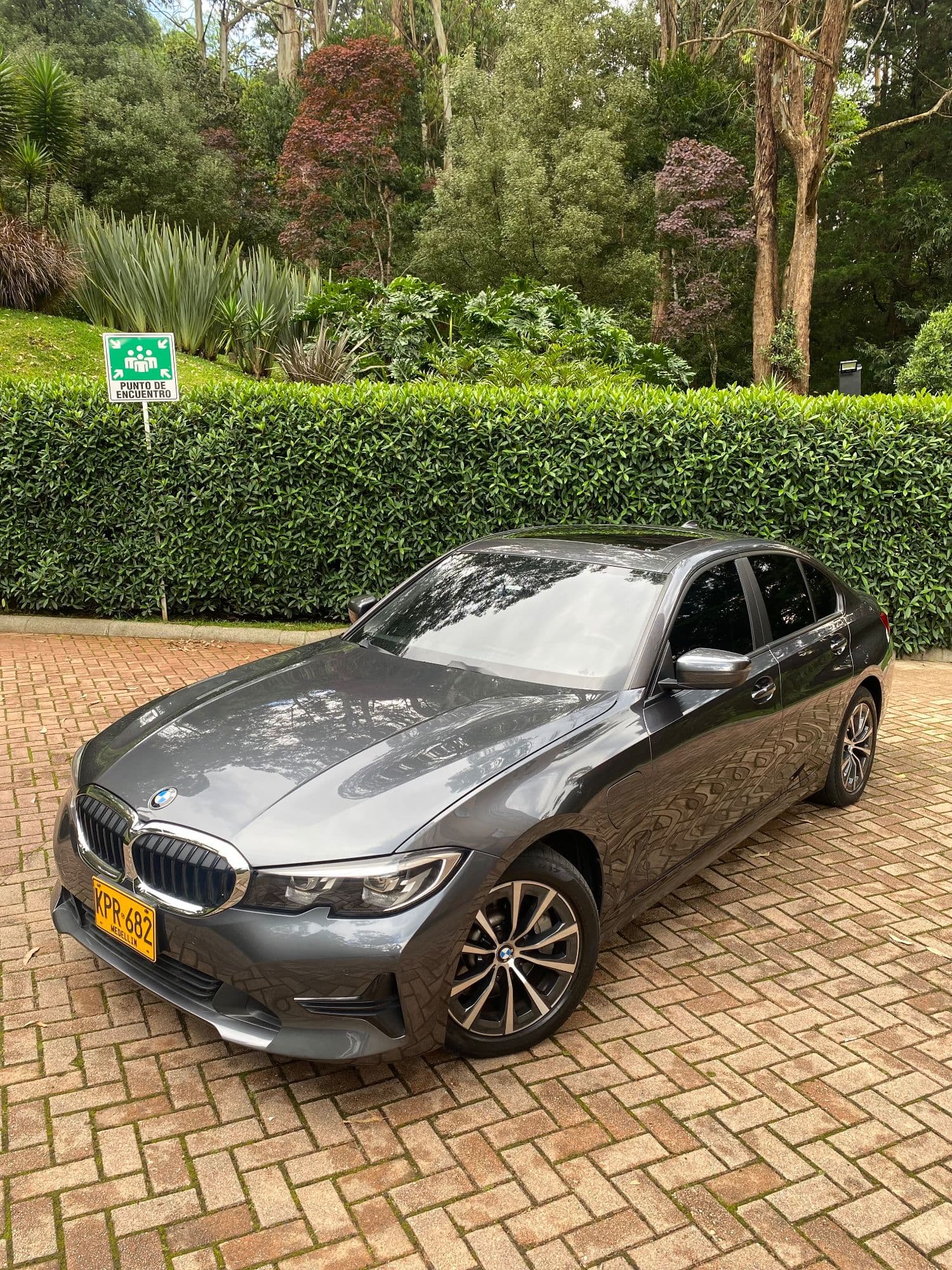 BMW 330e enchufable 2022 - imagen 1