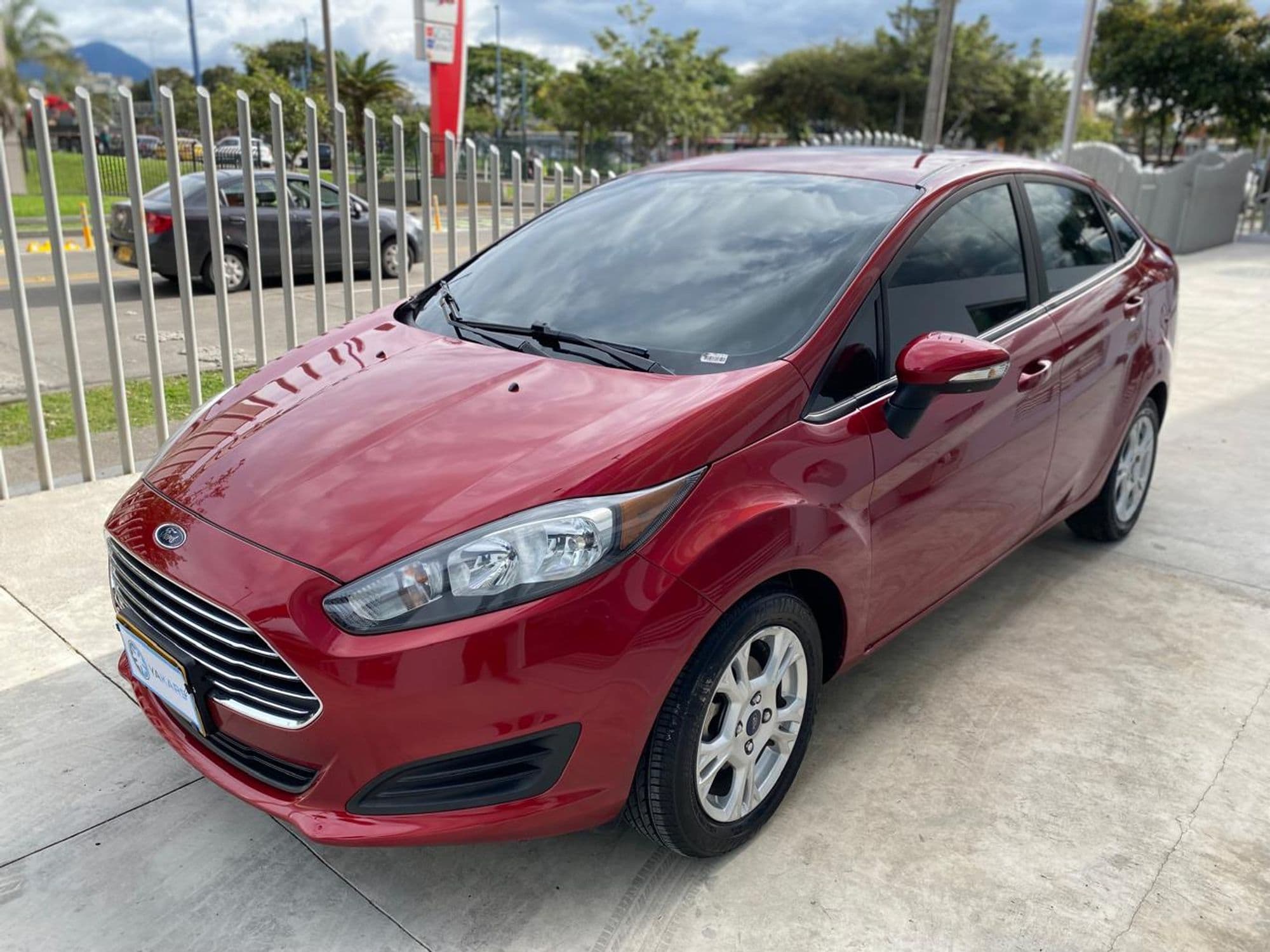 FORD FIESTA 2015 FULL EQUIPO Valor 40.900.000 Sabías que puedes comprar este vehículo sin tener dinero Te financiamos hasta un 100 -Vehículo sedan compacto -Placa 4 de bogota -Con 62 mil kilómetros -Motor 1.6L -Transmisión automática -Aire acondici - imagen 1