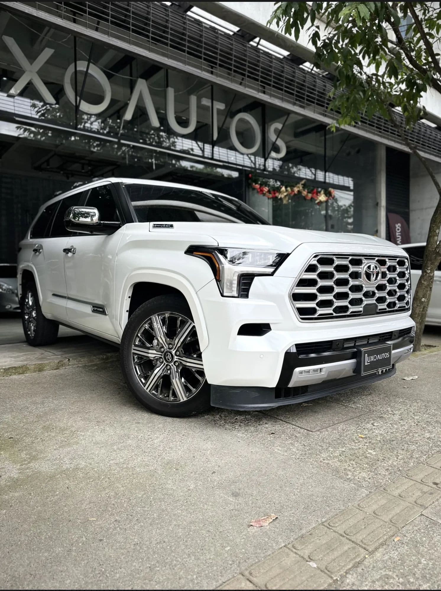 Toyota Sequoia Capstone Hybrid - imagen 1