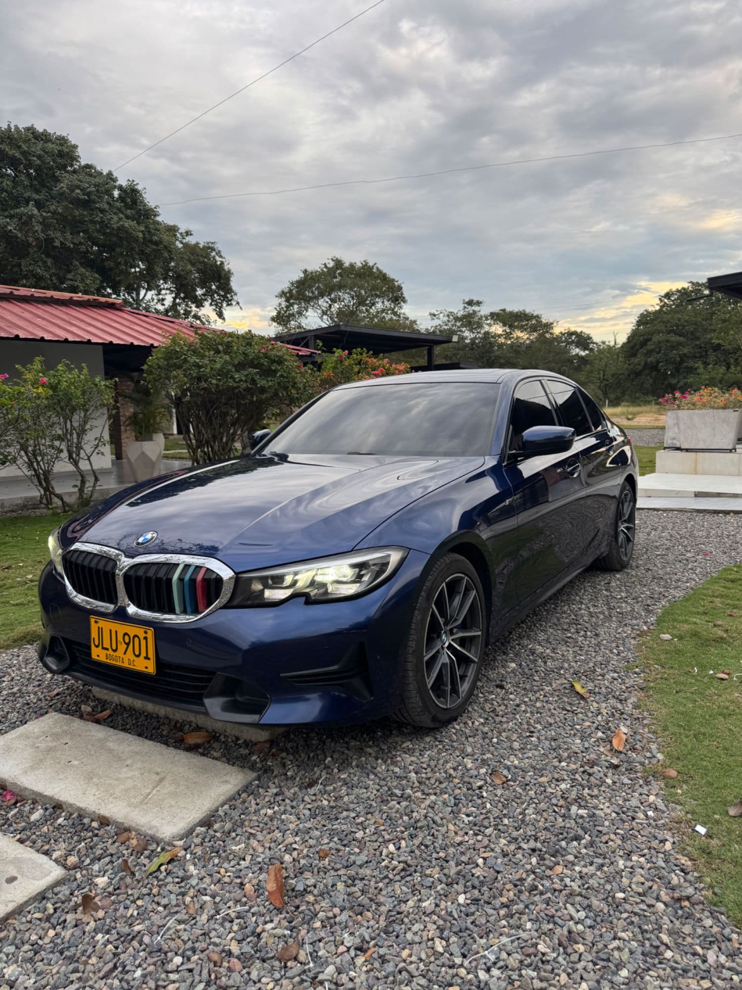 BMW 330i 2020 - imagen 1