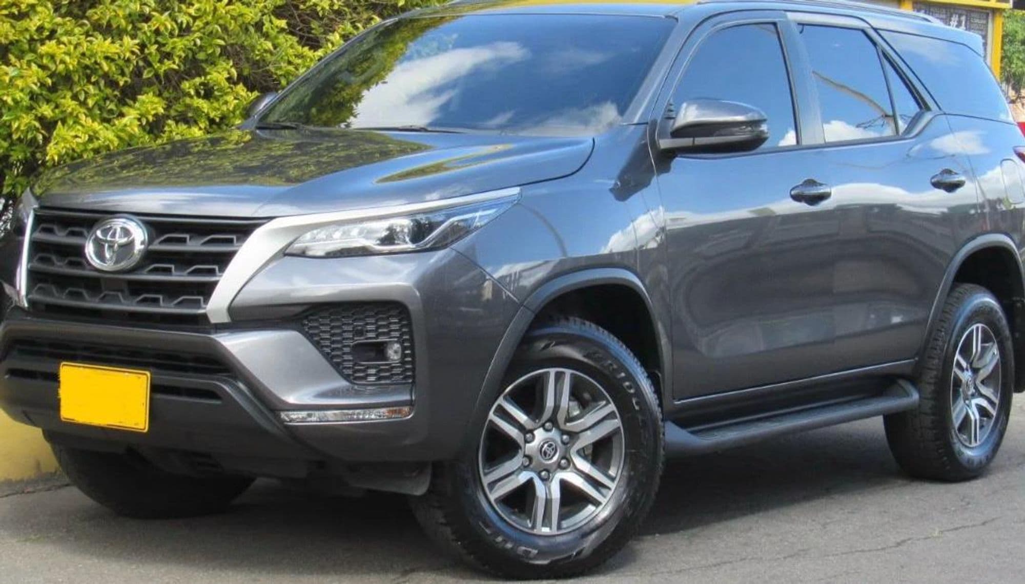 Toyota Fortuner SR 2.4 Diésel 4x2 Automática Modelo 2024 20.000 km Único dueo - imagen 1