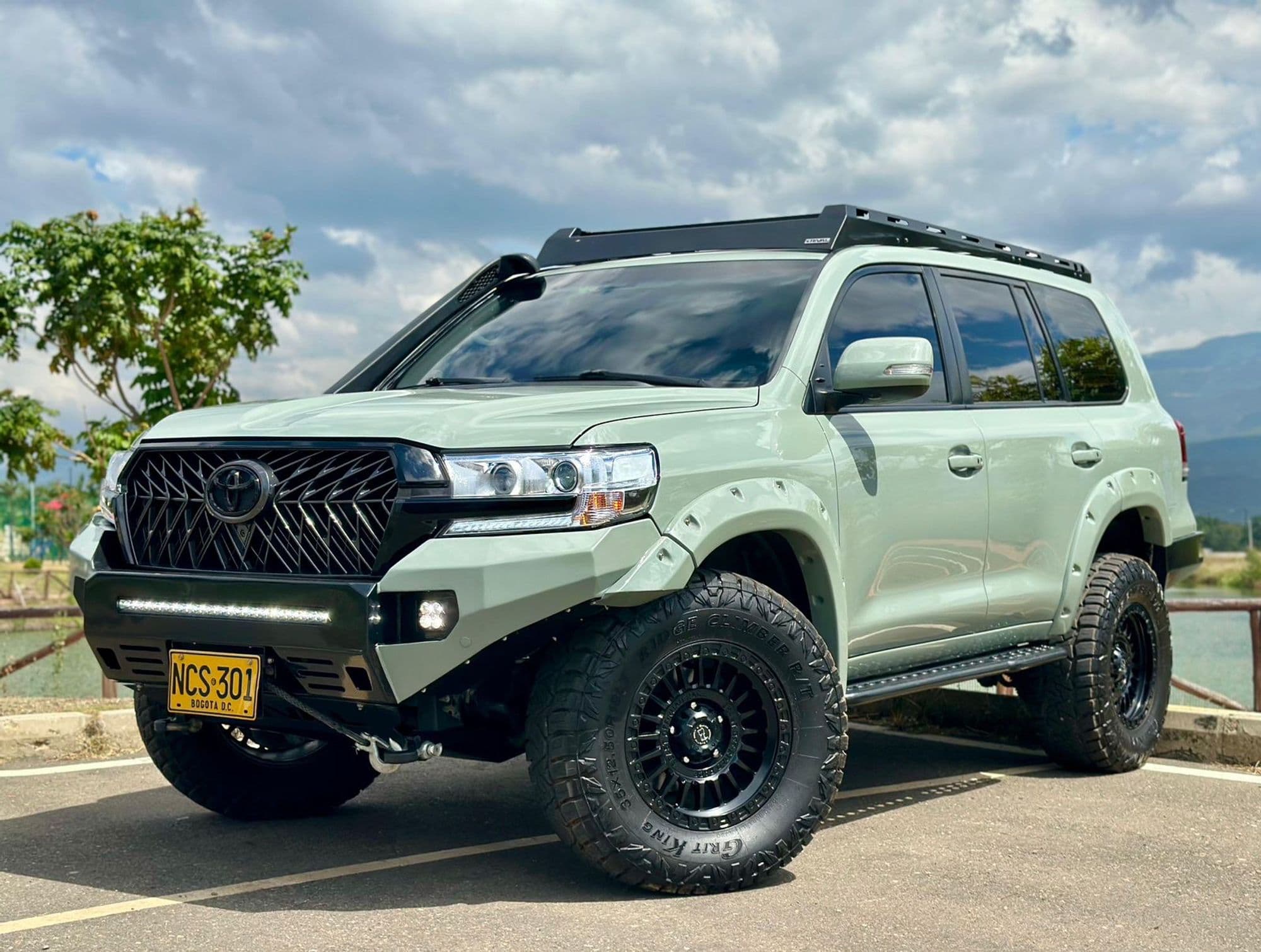 Toyota Sahara LC200 2013 - imagen 1