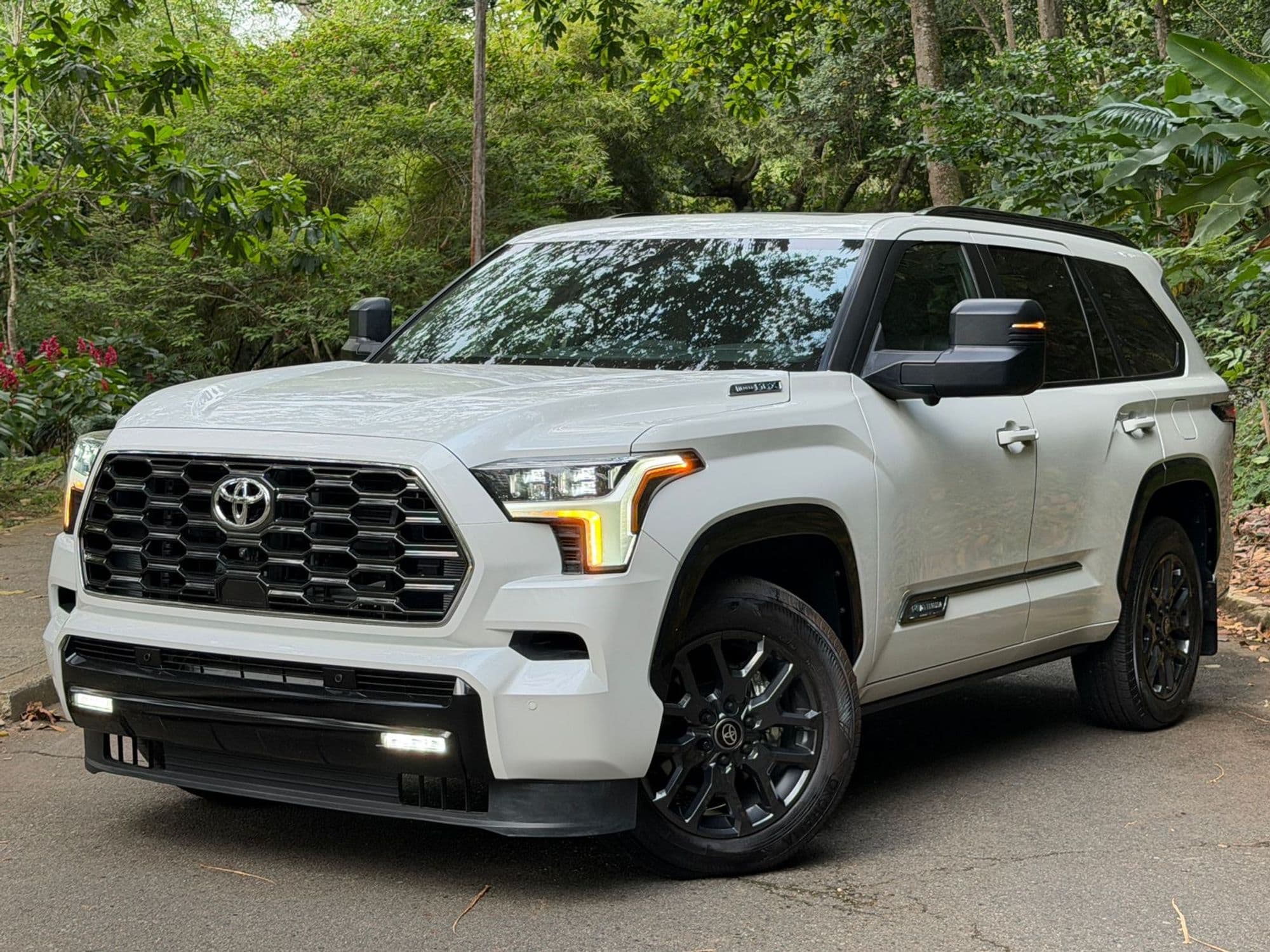 Toyota Sequioa PLATINIUM HÍBRIDA 2025 0 km - imagen 1