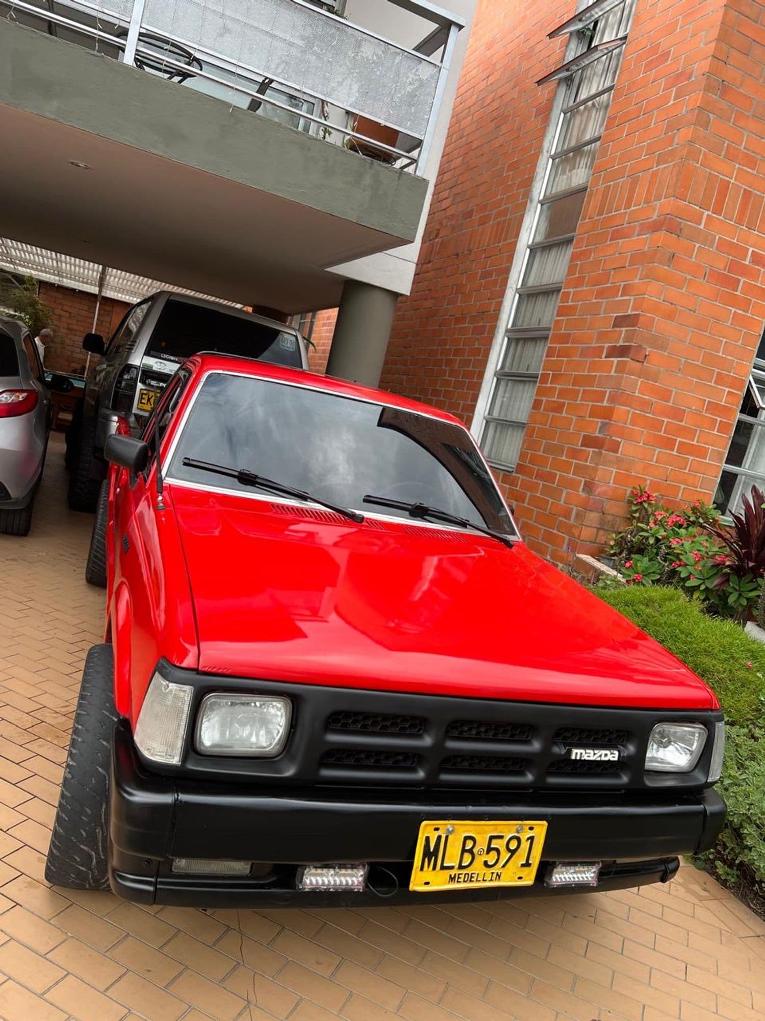 Mazda B2000 - imagen 1