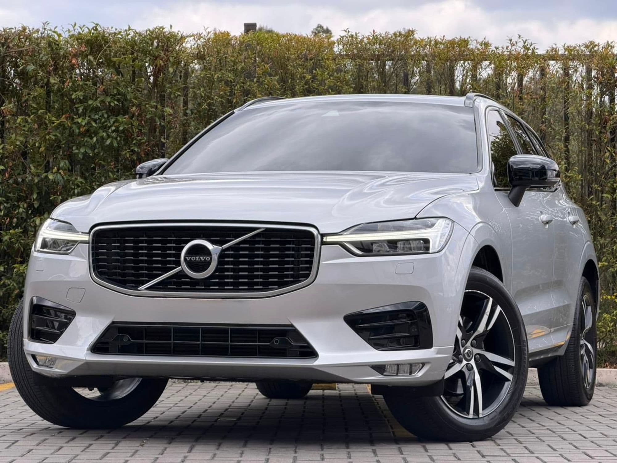 Volvo XC-60 R DESIGN 2021 - imagen 1