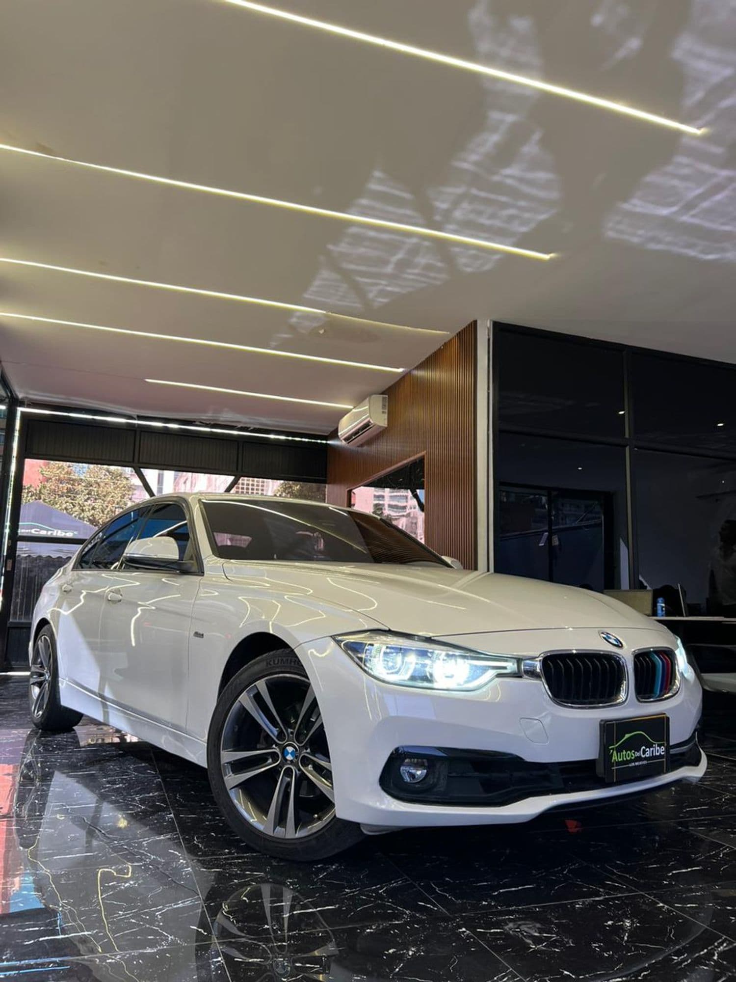 BMW 320i - imagen 1