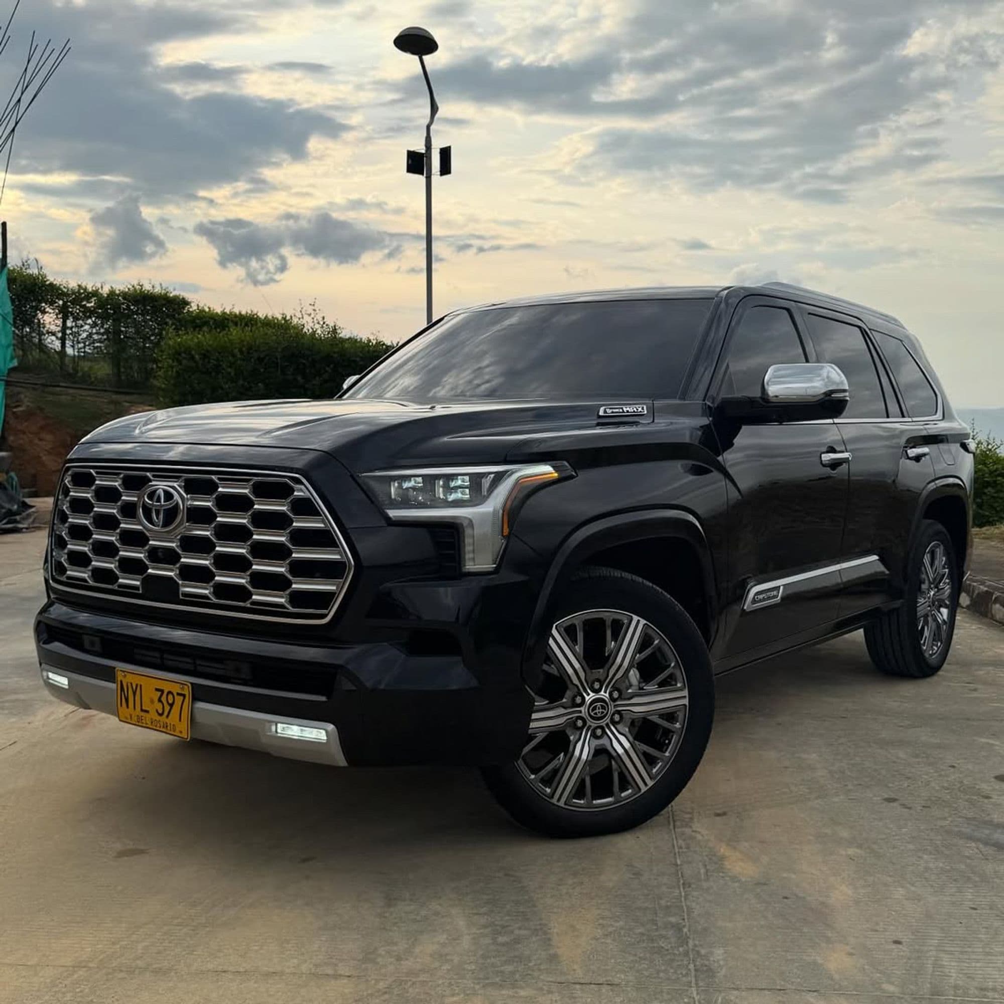 Toyota Sequoia Capstone Híbrida 2024 - imagen 1