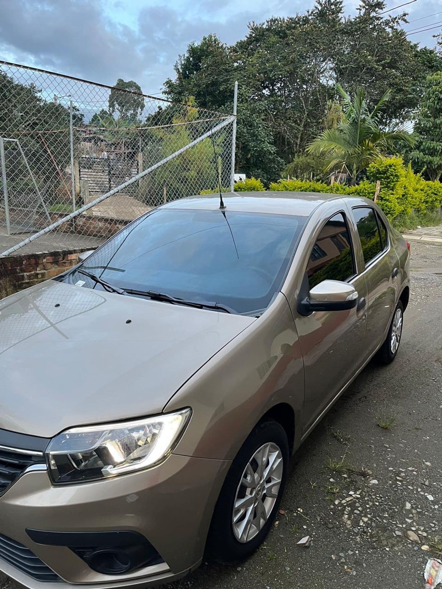 Renault logan life 2023 - imagen 1