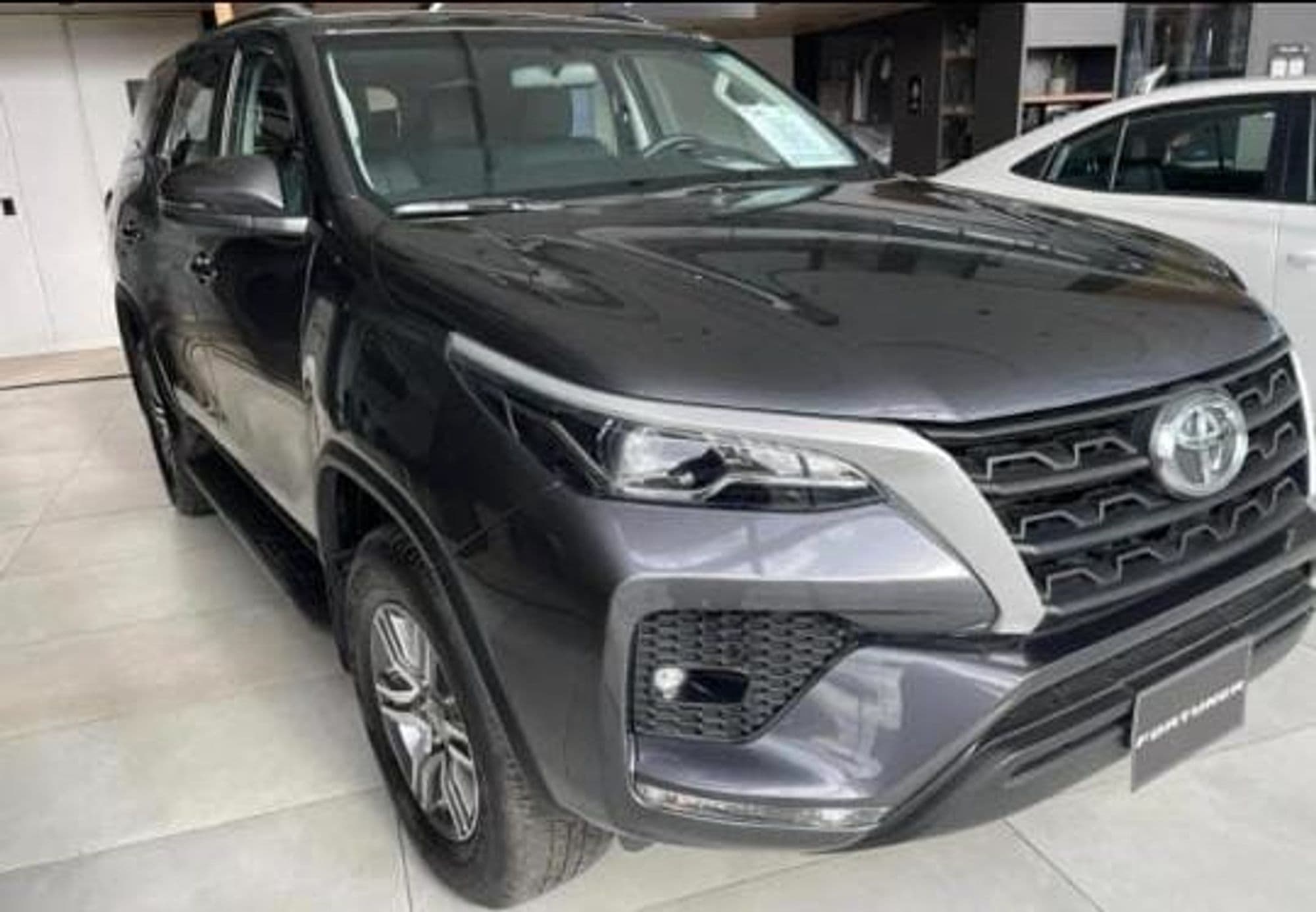 Toyota Fortuner SR 2026 - imagen 1