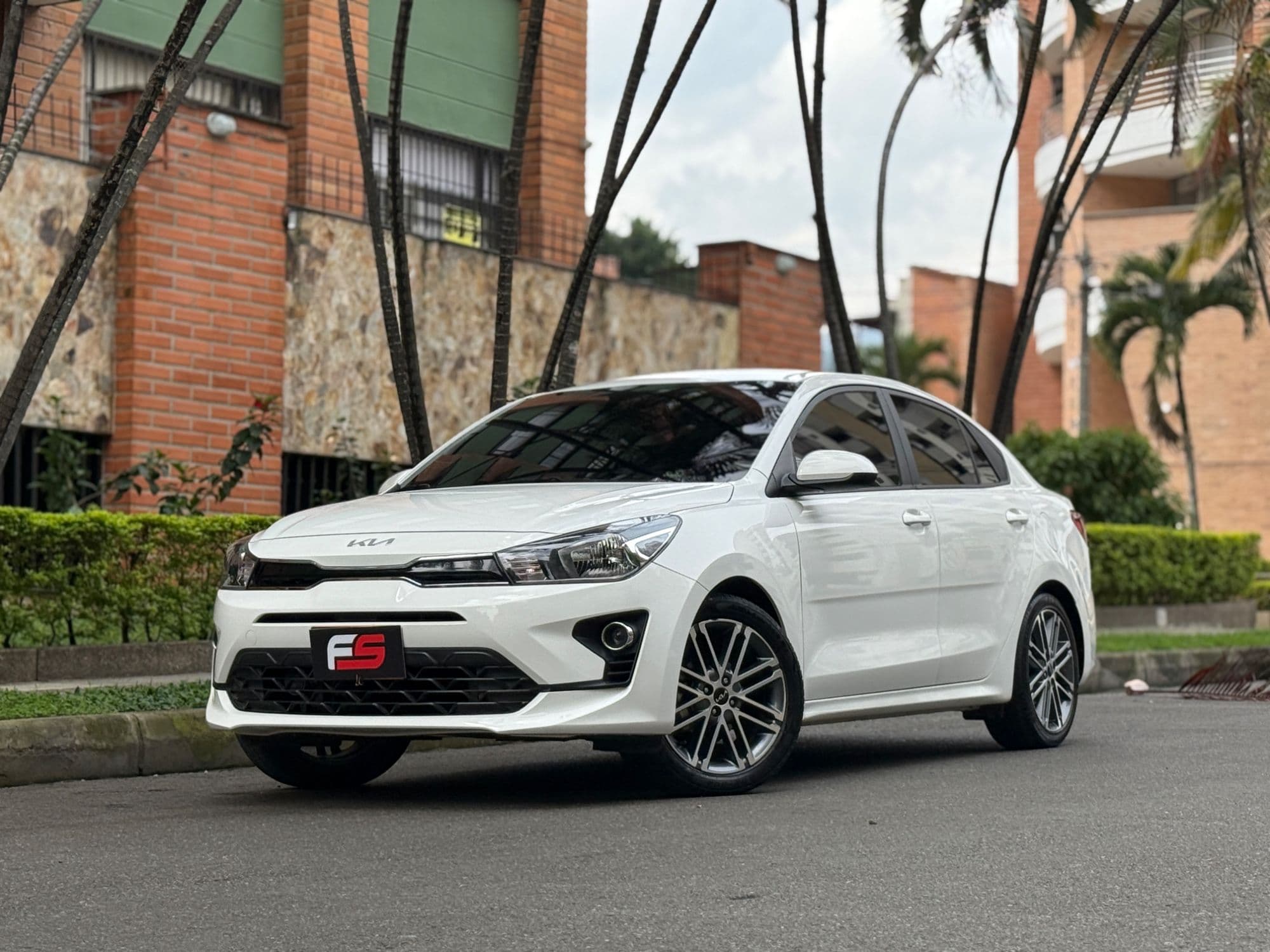 KIA RIO VIBRANT SEDAN 2023 - imagen 1