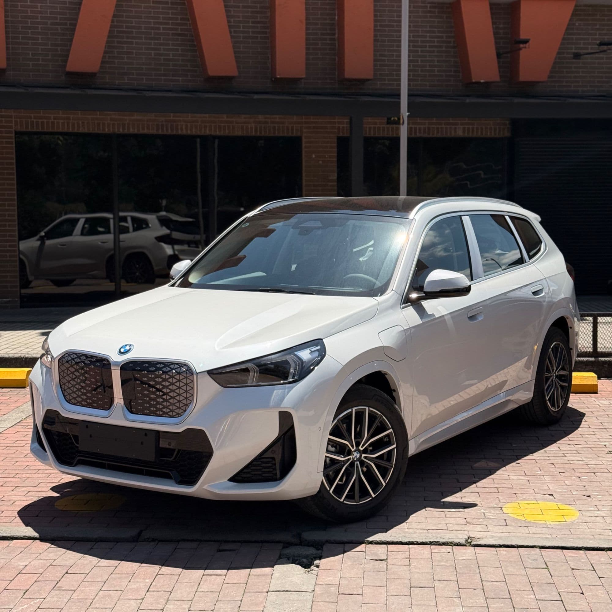 BMW iX1 eDrive25L 2026 100 Eléctrica 0 kilómetros y lista para matricular - imagen 1