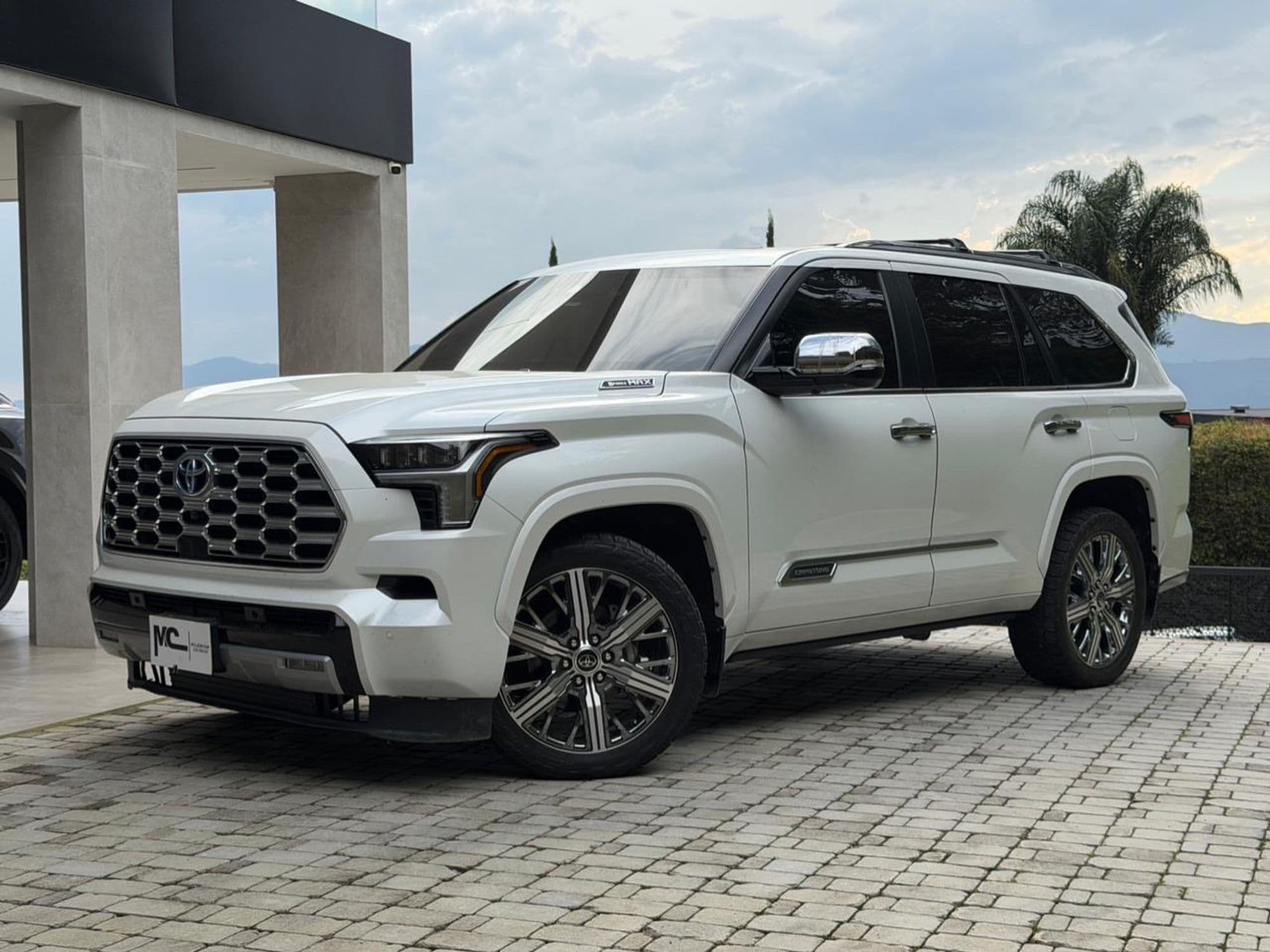 TOYOTA SEQUOIA CAPSTONE 2024 BLINDADA - imagen 1