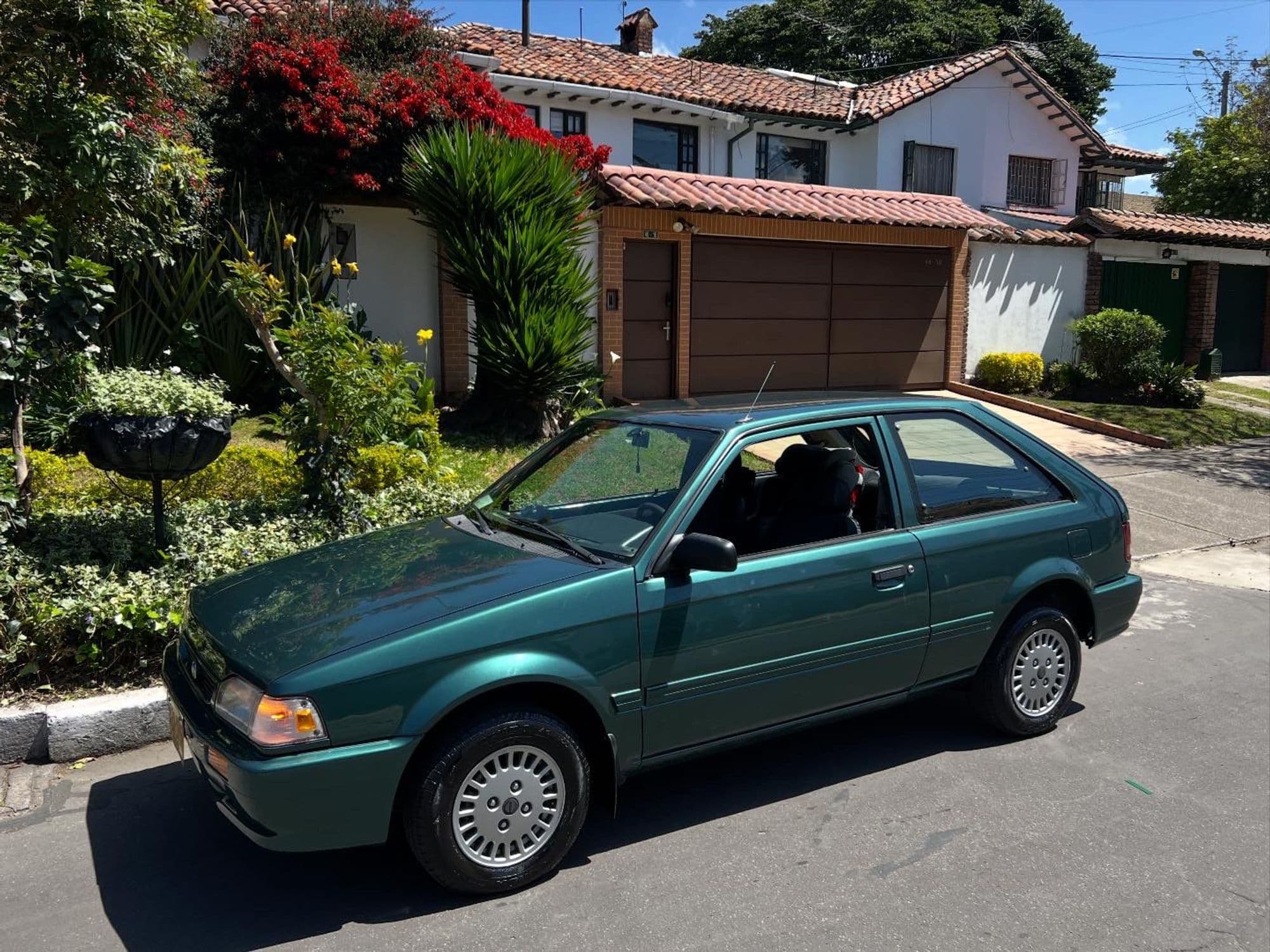 mazda 323 - imagen 1