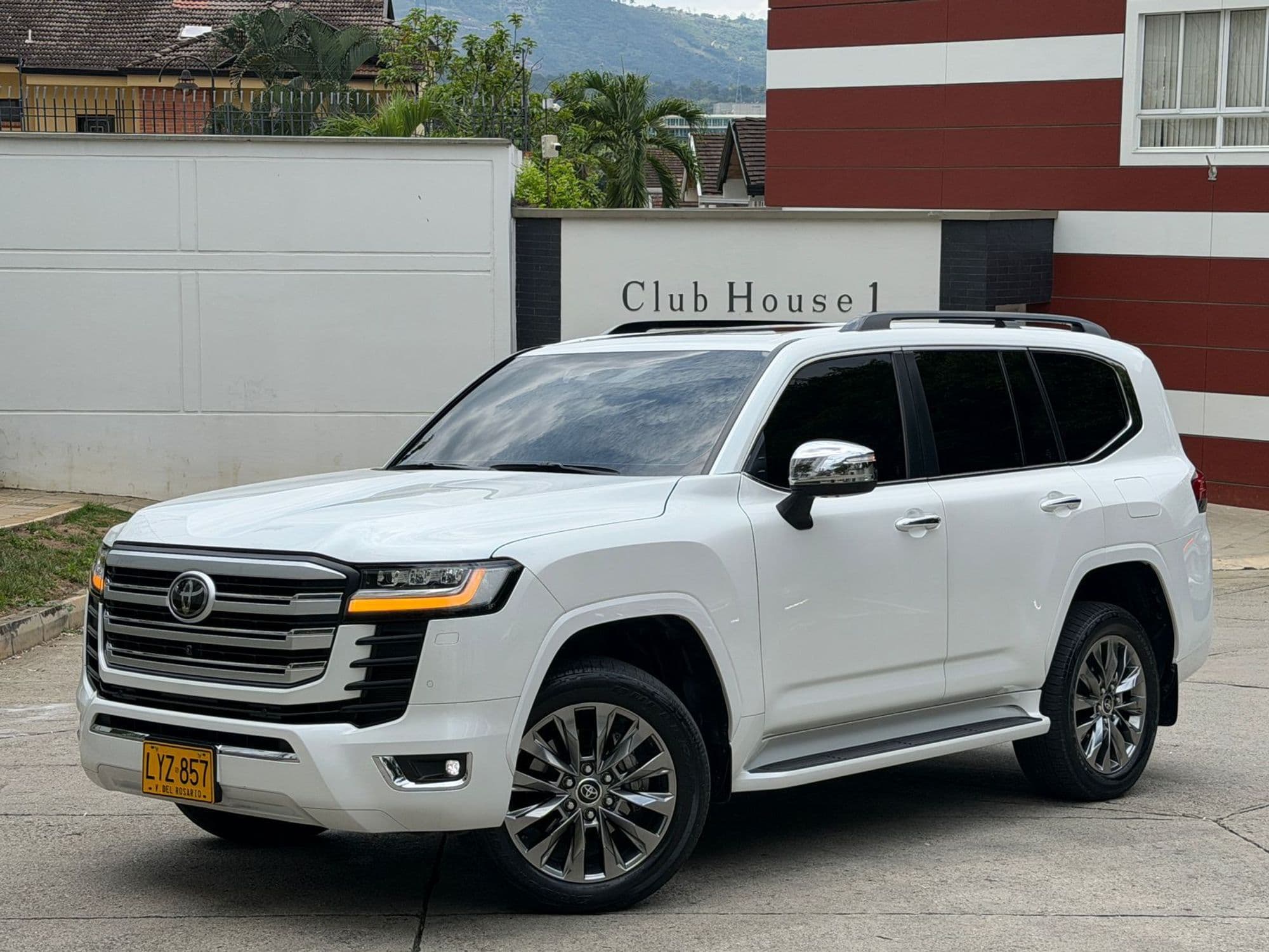 Toyota sahara LC 300 ZX Gasolina 2023 - imagen 1