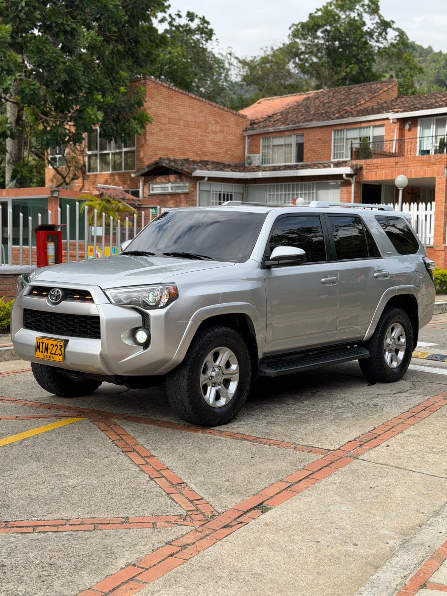 Toyota 4Runner SR5 2017 - imagen 1
