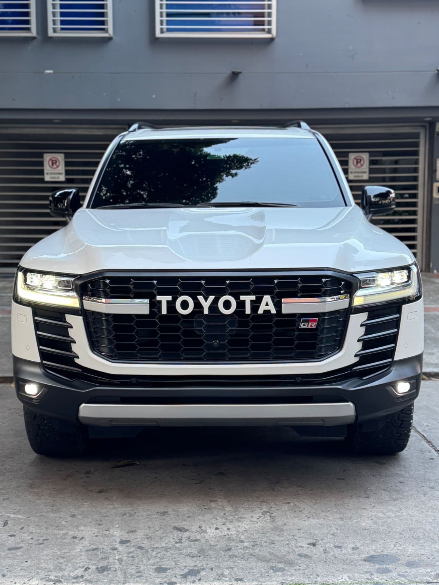 Toyota Land Cruiser LC300 2023 - imagen 1