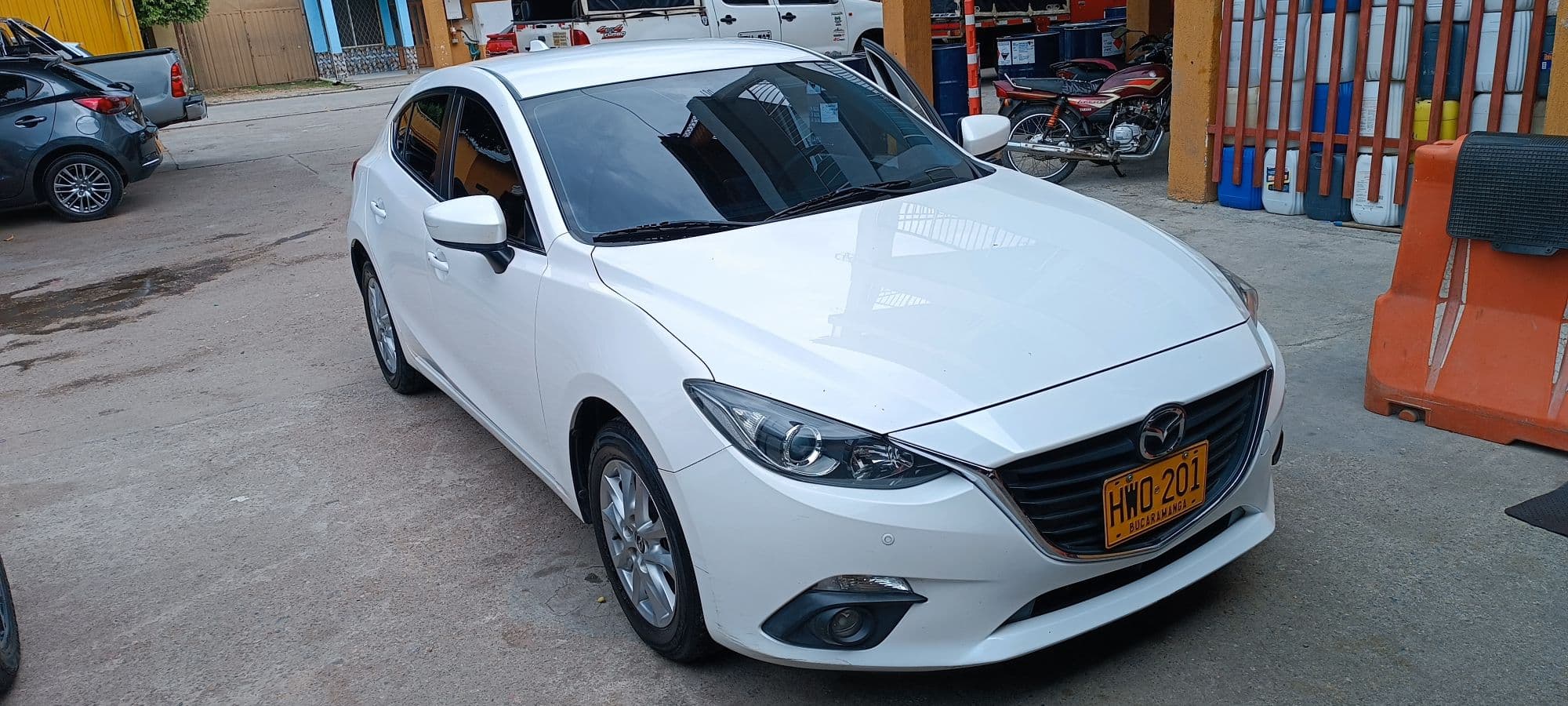Mazda 3 TOURING HB automático y cojineria en cuero - imagen 1
