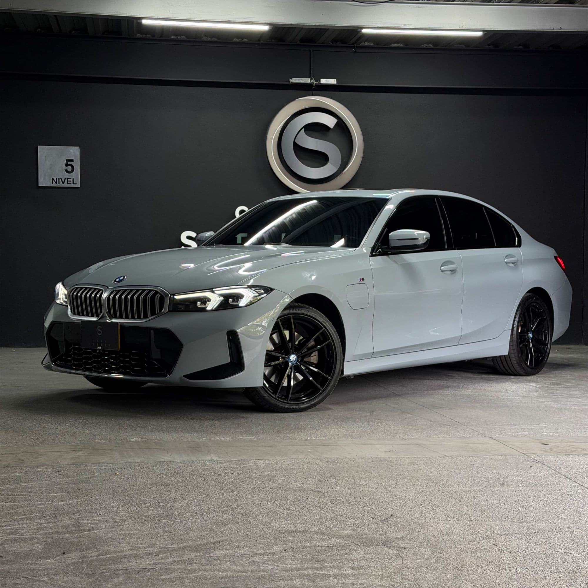 BMW 330e 2024 - imagen 1