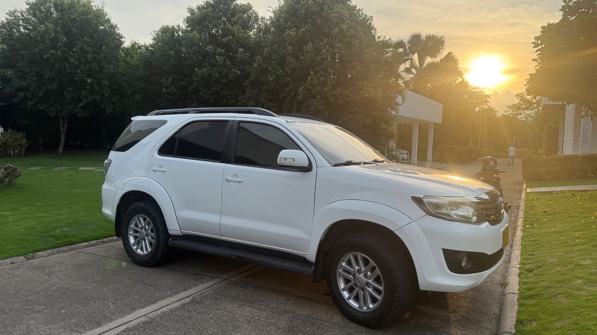 Toyota Fortuner SR5 Blanca 2014 - imagen 1