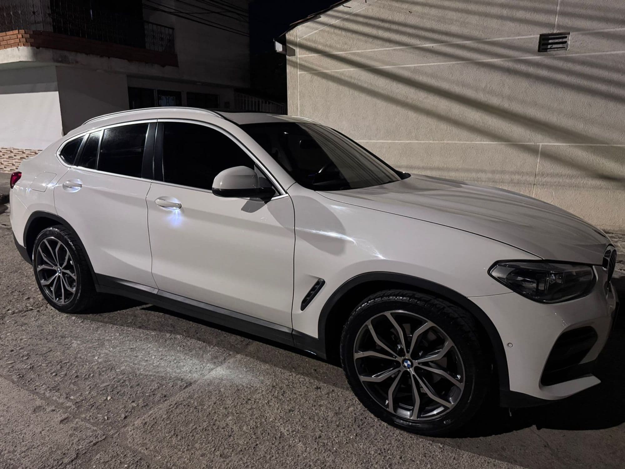 BMW x4 con todo al día lista para transpaso y peritaje - imagen 1