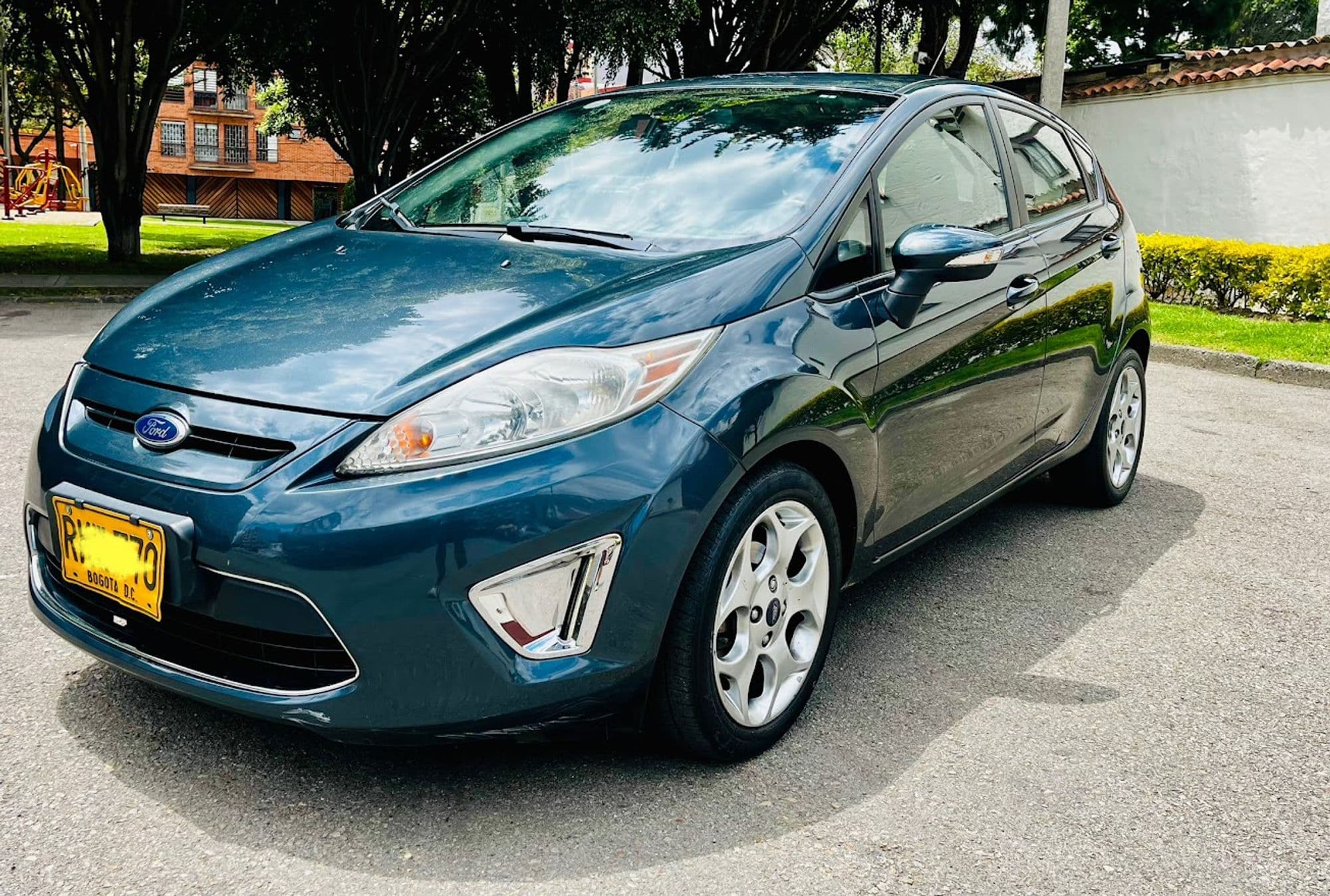 FORD FIESTA HB 2011 SES TITANIUM MECÁNICO cuatro puertas amplio baúl cinco pasajeros. FULL EQUIPO. - imagen 1